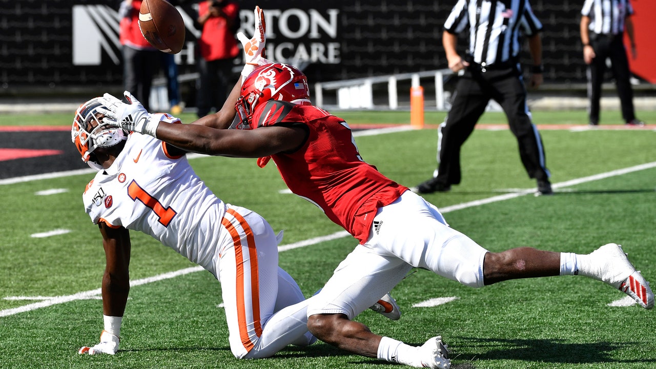 Lawrence leads No. 3 Clemson to 45-10 rout of Louisville
